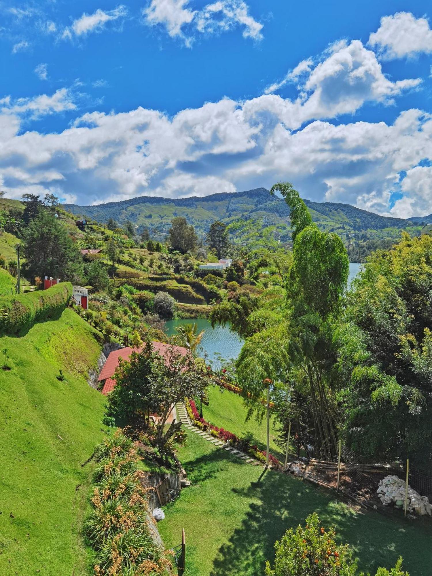 Descanso Bajo La Piedra Del Penol Guatape Exterior photo