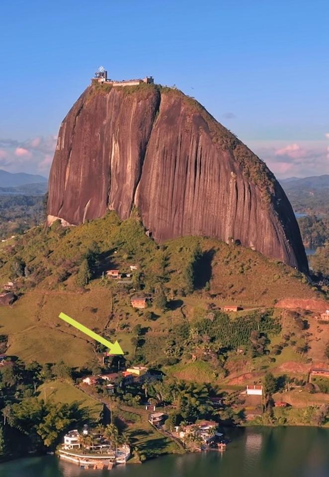 Descanso Bajo La Piedra Del Penol Guatape Exterior photo