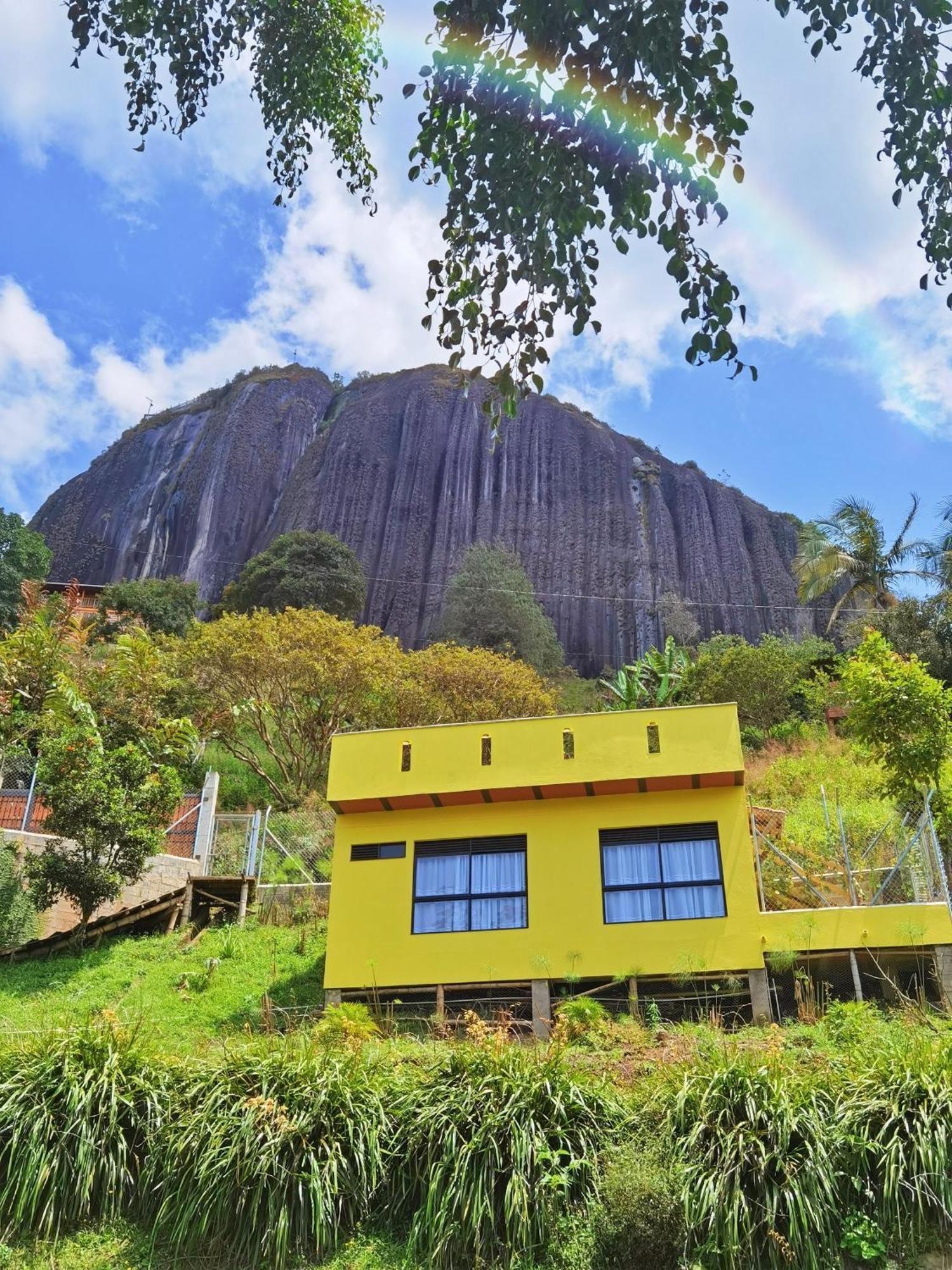 Descanso Bajo La Piedra Del Penol Guatape Exterior photo