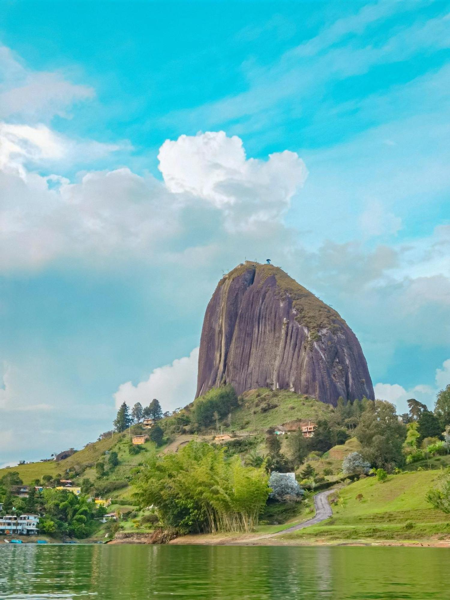 Descanso Bajo La Piedra Del Penol Guatape Exterior photo